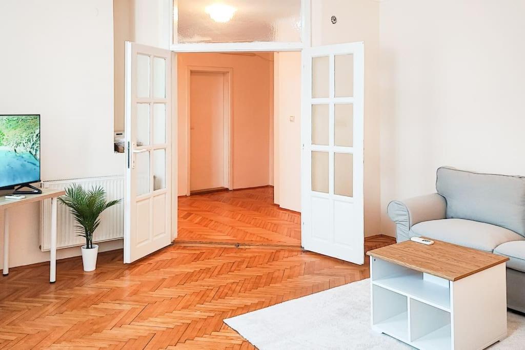 Filinhome Trg Mladenaca Нови Сад Екстериор снимка